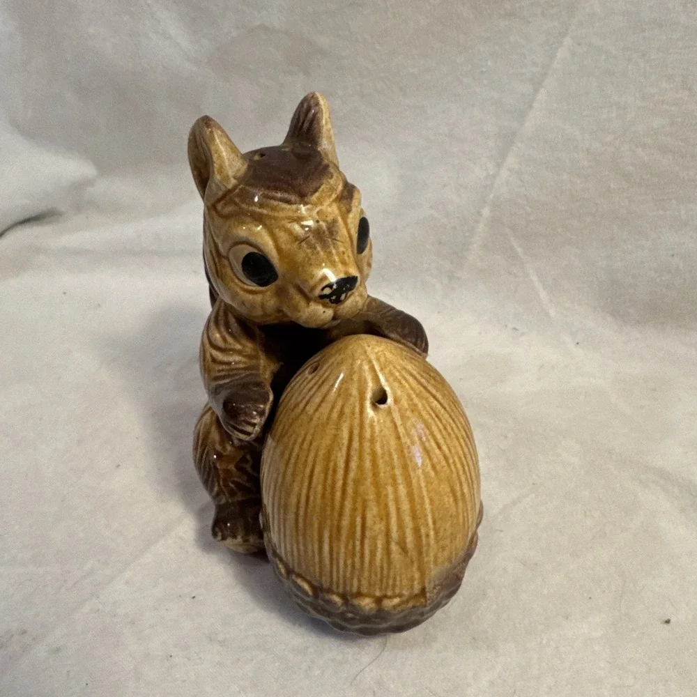 Vintage Ceramic Squirrel &‎ Acorn Salt & Pepper Shaker Set Cabin Mtn Core Japan